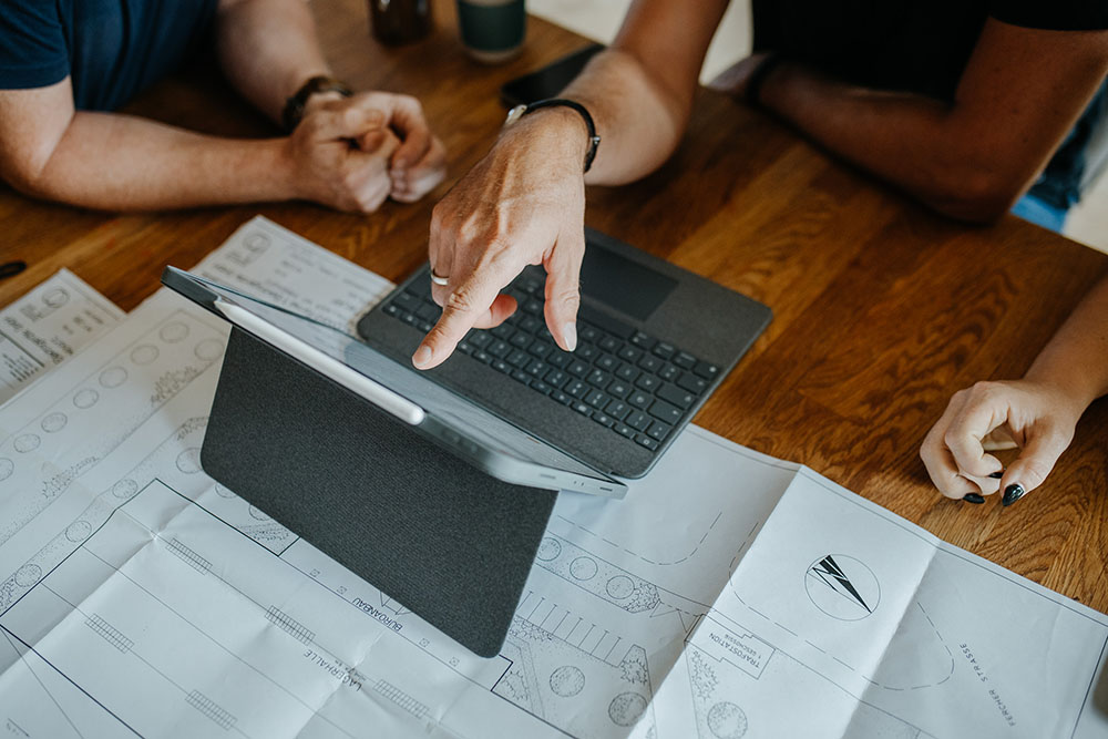 Decorations und Events Team zeigt auf Ipad